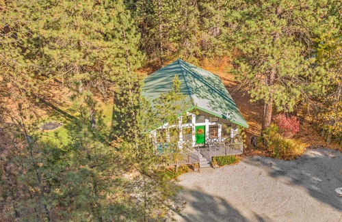 Leavenworth Cabin | Mountain Harbor-Cozy Cabin*Hot Tub*BBQ*Jacuzzi Tub*Close to River*Mountain View