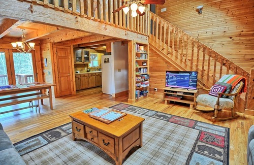 Jefferson Cabin | Mountain Heir-Open for Bookings! HOT TUB, Pool Table, Wi-Fi & AC