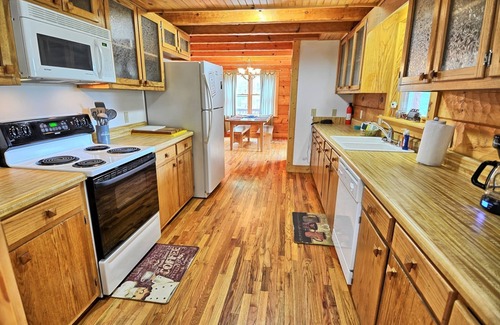 Jefferson Cabin | Mountain Heir-Open for Bookings! HOT TUB, Pool Table, Wi-Fi & AC