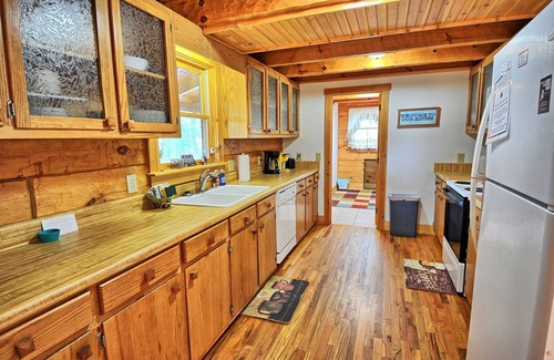 Jefferson Cabin | Mountain Heir-Open for Bookings! HOT TUB, Pool Table, Wi-Fi & AC