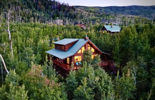 Mesa Cabin | Mountain home cabin located very close to Powderhorn Ski Resort with a hot tub!