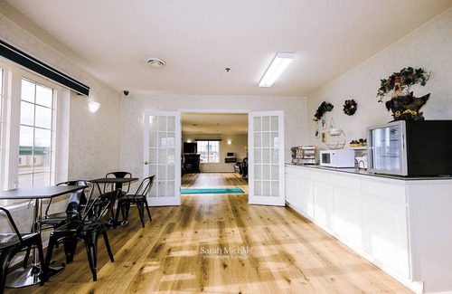 Iron Mountain Hotel | Mountain Host Motor Inn