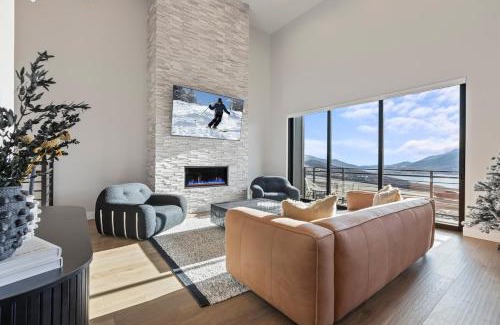 Hideout House | Mountain House PC, Snowy Lake Views Private Hot Tub, New Build, Jordanelle Lake!