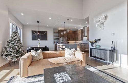 Hideout House | Mountain House PC, Snowy Lake Views Private Hot Tub, New Build, Jordanelle Lake!