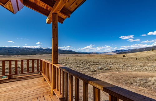 Angel Fire House | Mountain House Sleeps 18, Mins to Ski, Hike, Golf, Fish; Generator; Fenced Yard