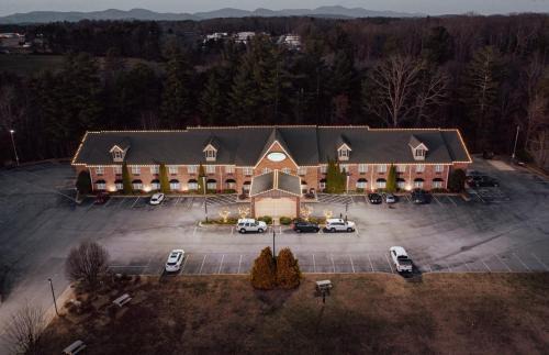 Flat Rock Hotel | Mountain Inn & Suites Flat Rock