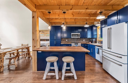 Morganton House | Mountain Jam/panoramic mountain views/hot tub & minutes from I-40 & Morganton