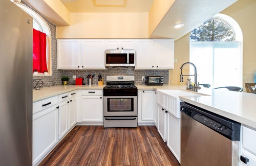 Woodlands Village House | Mountain Jewel | Modern Townhome in the Pines | Great Location | Near Downtown Flagstaff