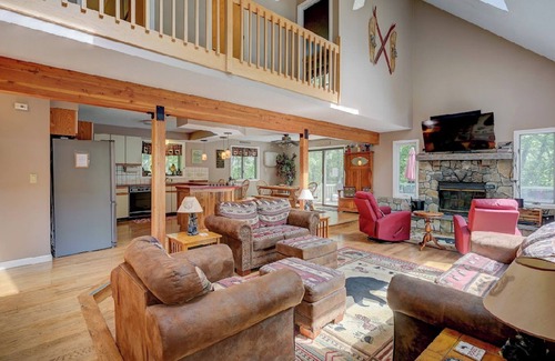 Eidelweiss Village House | Mountain Lake Getaway