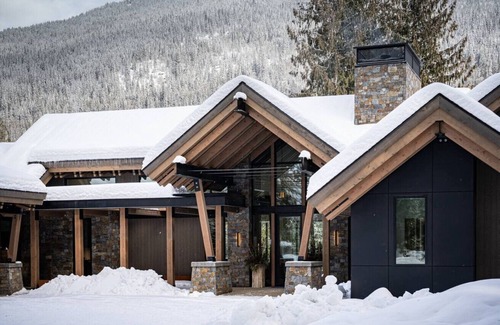 Revelstoke Ski Chalet | Mountain Lake Luxury Ski Chalet