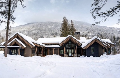 Revelstoke Ski Chalet | Mountain Lake Luxury Ski Chalet