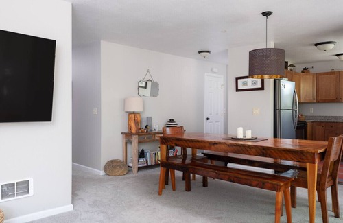 Sage Hen Condo | Mountain Laurel Condo: Porch Views, AC, Close to Music on Main