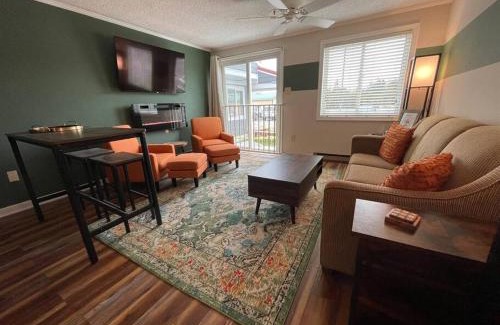 Snowshoe Apartment | Mountain Lodge getaway, ski-in/ski-out, heart of the village