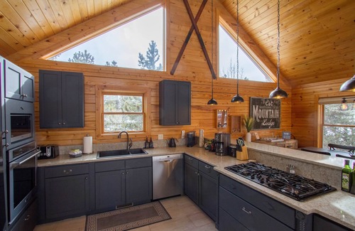 Bailey Cabin | Mountain Lodge. Large kitchen hot tub, fire pit.