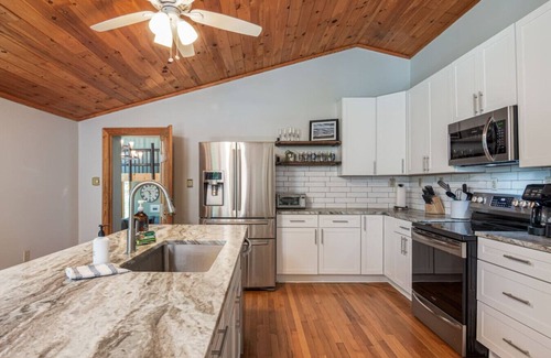 Black Mountain House | Mountain Lodge theater,Hot tub & Firepit sleeps 16