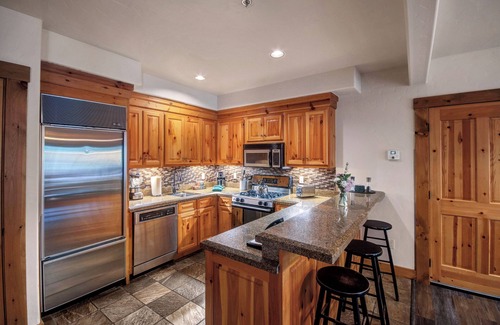 Mountain Village Condo | Mountain Lodge 2 BR Deluxe Condo w/kitchen, gas fireplace & ski in/out