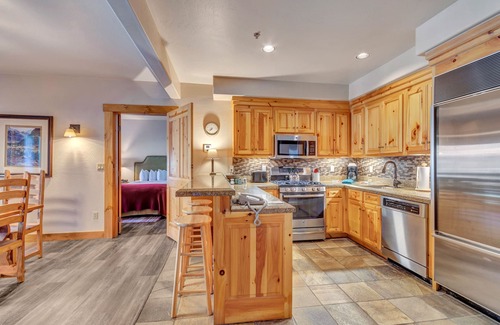Mountain Village Condo | Mountain Lodge 2 BR Deluxe Condo w/kitchen, gas fireplace & ski in/out