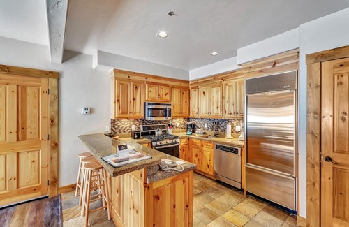 Mountain Village Condo | Mountain Lodge 2 BR Deluxe Condo w/kitchen, gas fireplace & ski in/out