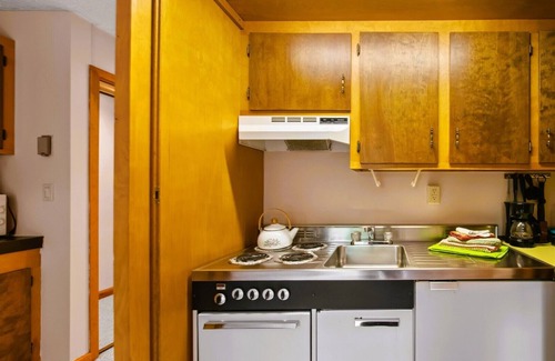 Stoneham Cabin | Mountain Lodge Vibes | Studio Stay Near Hiking & Lakes