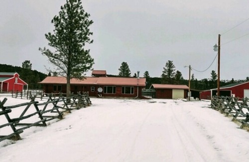 Golden Valley County Cabin | Mountain log cabin, horse barn/fenced paddocks.Hunting, hiking,horseback riding