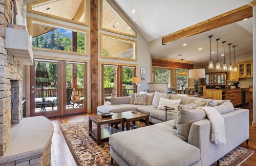 Summit Park House | Mountain Luxury: Sleeps 10, Private Hot Tub, 15 Min to Canyons, Ideal for Family Getaways!