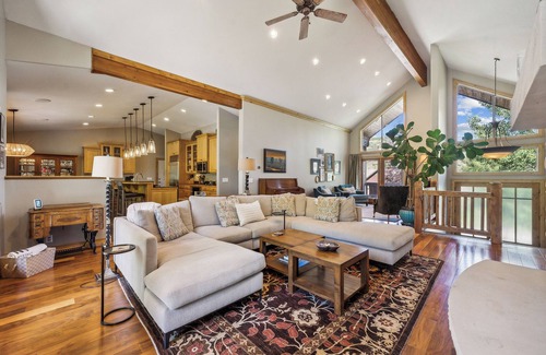 Summit Park House | Mountain Luxury: Sleeps 10, Private Hot Tub, 15 Min to Canyons, Ideal for Family Getaways!