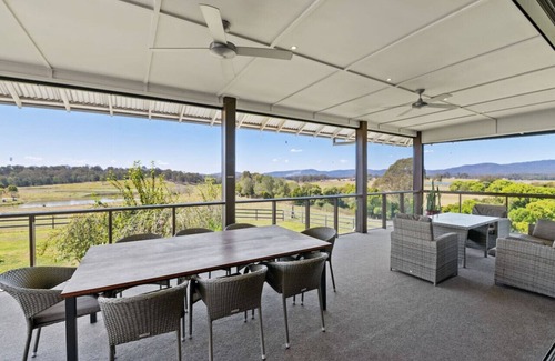 Tamborine House | Mountain Majesty with Poolside: Relaxing Getaway