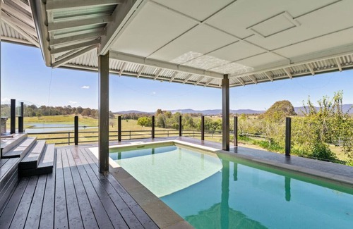 Tamborine House | Mountain Majesty with Poolside: Relaxing Getaway