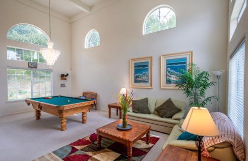 Oakhurst Villa | Mountain Majesty with Hot Tub, Pool Table, Generator, EV Hookup