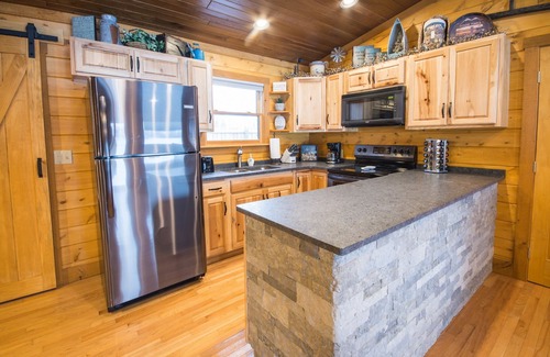 Harman House | ✧ Mountain Mist- KING bed, game room, A/C - NO CLEANING FEE!