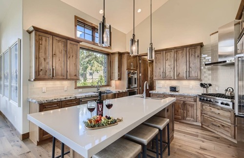 The Highlands House | Mountain Modern. Views! Hot Tub!
