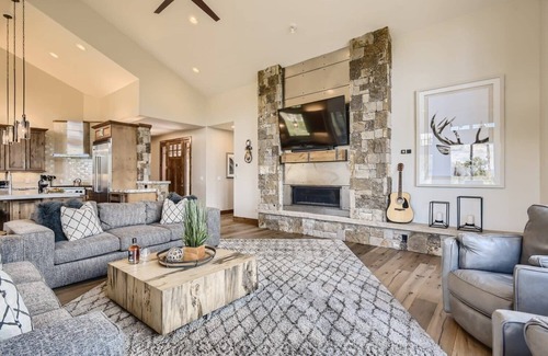 The Highlands House | Mountain Modern. Views! Hot Tub!