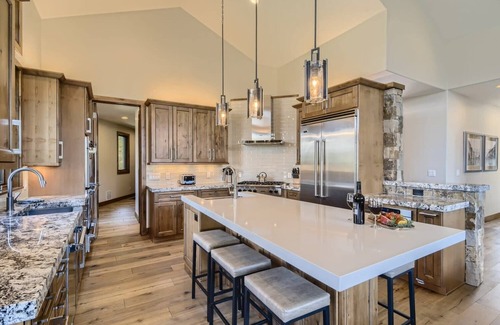 The Highlands House | Mountain Modern. Views! Hot Tub!