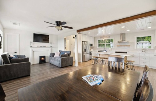 Gallatin House | Mountain Music - Stunning Views Hot Tub & Fire pit