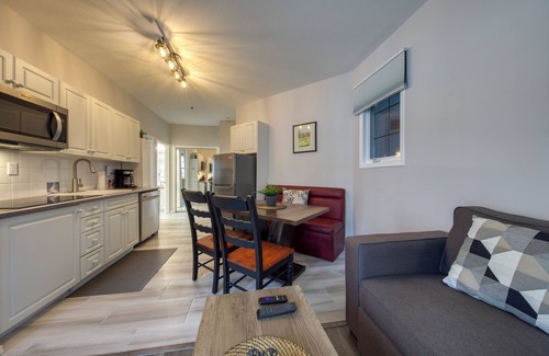 East Kootenay House | Mountain Nest King 1 bedroom, sleeps 4: Unit 2005B