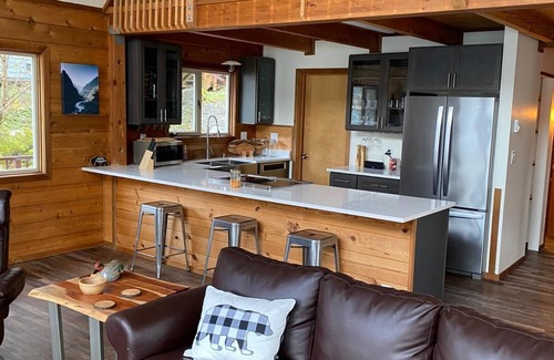Juneau House | Mountain N' Shores Chalet