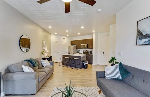 Draper Apartment | Mountain Oasis | 24 Hr Gym | Central | Hot Tub