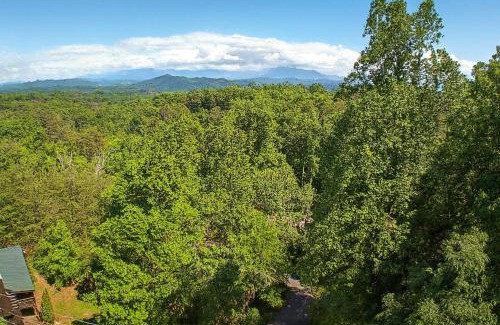 Gatlinburg - Pigeon Forge House | Mountain Paradise Mountain Views, Hot Tub & Free Attraction Tickets