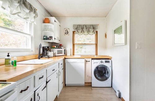 West Kill House | Mountain Paradise: Newly Renovated House with Stunning Views, Hiking, Creek!