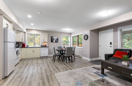 Regional District of Nanaimo House | Mountain/park view! Luxury suite near Linley valley park!
