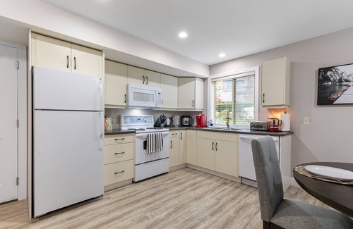 Regional District of Nanaimo House | Mountain/park view! Luxury suite near Linley valley park!