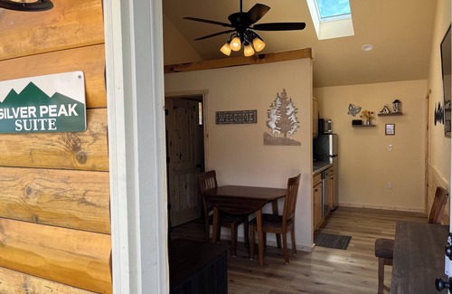 Hill City Cabin | Mountain Peaks Inn, SILVER PEAK SUITE, Downtown Hill City