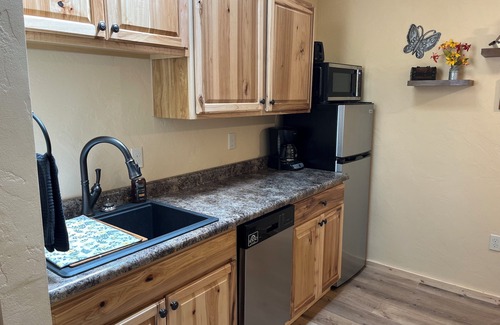 Hill City Cabin | Mountain Peaks Inn, SILVER PEAK SUITE, Downtown Hill City