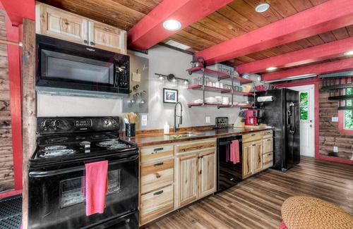 Skykomish Cabin | Mountain Play Chalet w/hot tub & grill- epic hikes, waterfalls, & more, pets too!