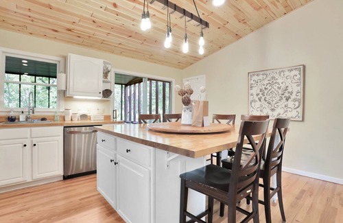 Basye Cabin | Mountain Resort Cabin with Hot Tub "Lazy Basye"