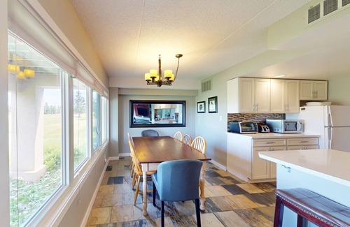 The Blue Mountains House | Mountain retreat with a balcony, grill, fireplace & tennis access - walk to lift