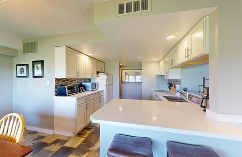 The Blue Mountains House | Mountain retreat with a balcony, grill, fireplace & tennis access - walk to lift