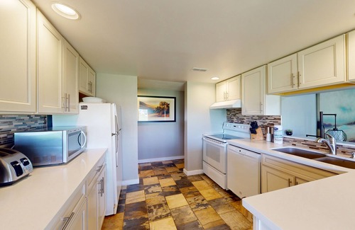The Blue Mountains House | Mountain retreat with a balcony, grill, fireplace & tennis access - walk to lift