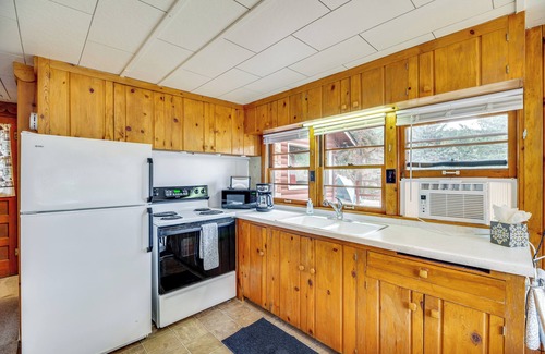 Cascade Cottage | Mountain Retreat at Base of Pikes Peak!