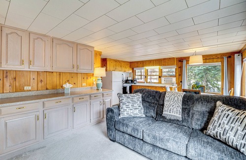 Cascade Cottage | Mountain Retreat at Base of Pikes Peak!